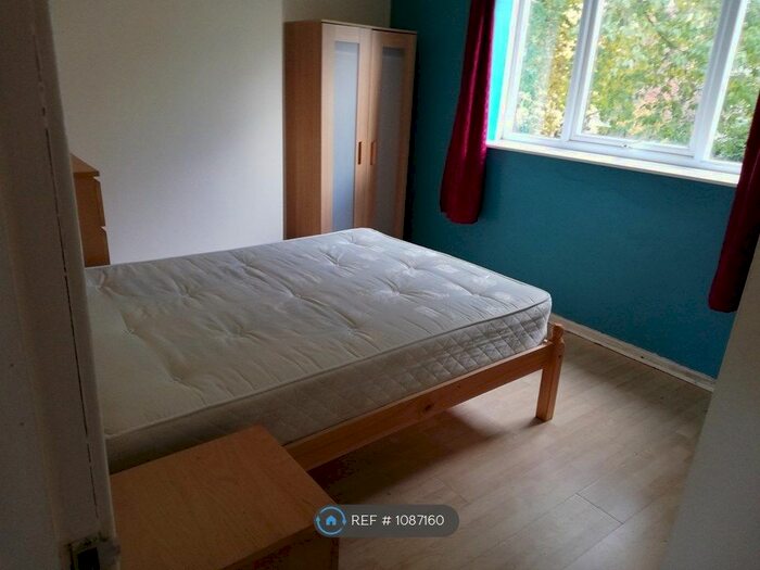 4 Bedroom Flat To Rent In Rosalind Court, Salford M5