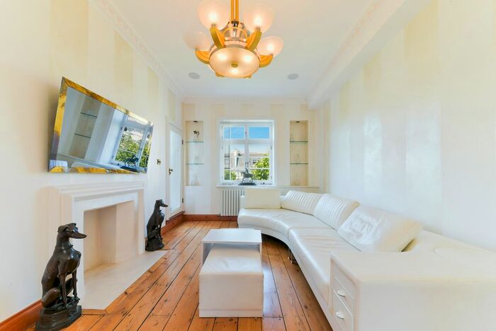 2 Bedroom Flat To Rent In Queen's Gate, London, SW7
