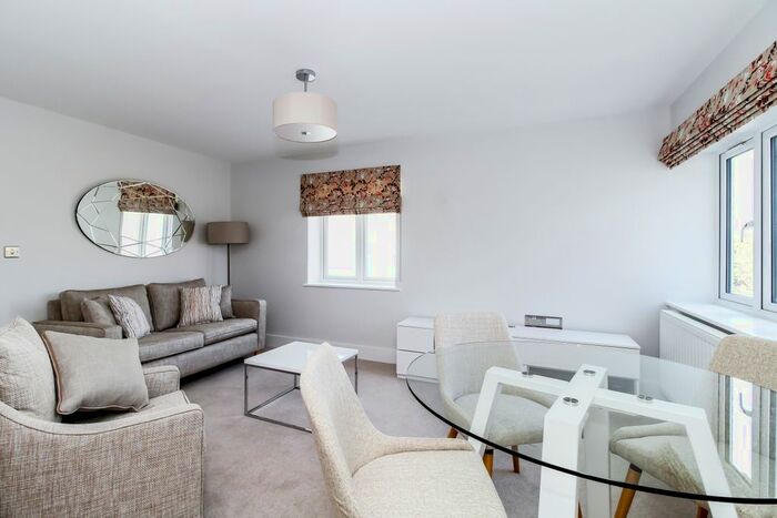 2 Bedroom Flat To Rent In Banbury Road, Kidlington, OX5