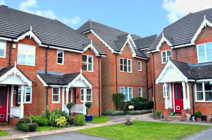 2 Bedroom Apartment To Rent In Alston Gardens, Maidenhead, Berkshire, SL6