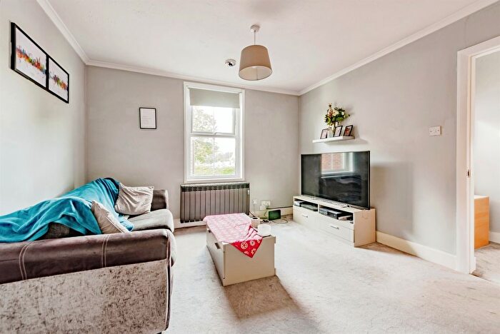 1 Bedroom Flat For Sale In Horley Road, Redhill, RH1