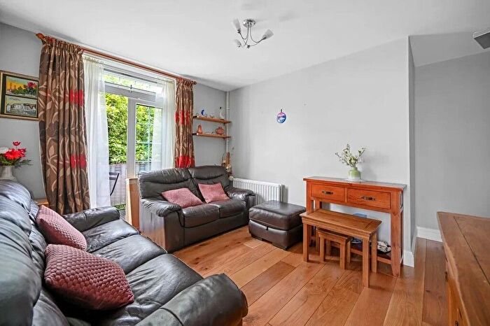 3 Bedroom Flat To Rent In Tilson Gardens, London, SW2