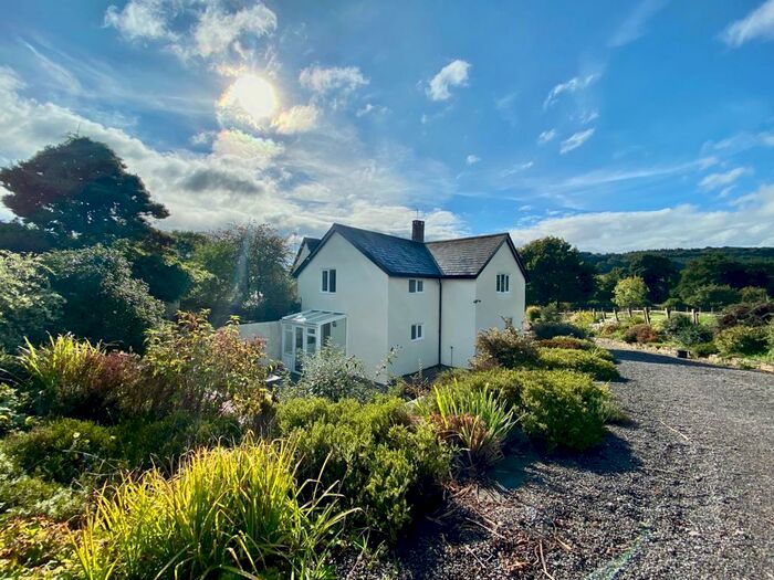 3 Bedroom Semi-Detached House To Rent In Cullompton, EX15