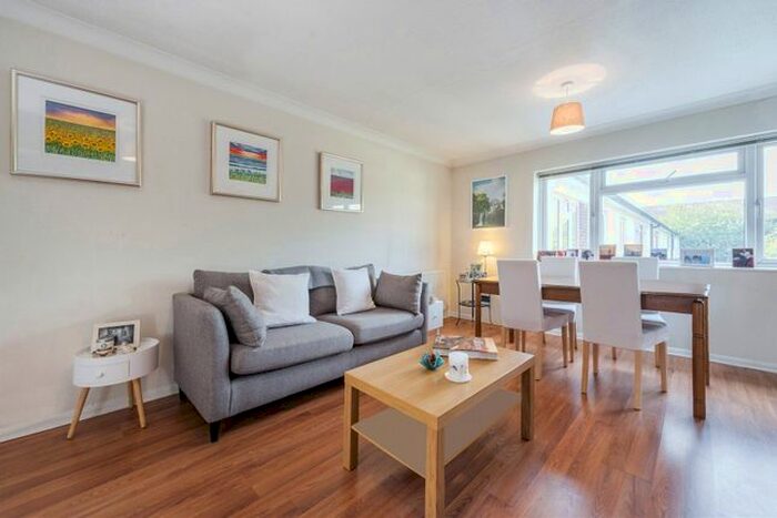 2 Bedroom Flat To Rent In Radcliffe Square, Putney, SW15