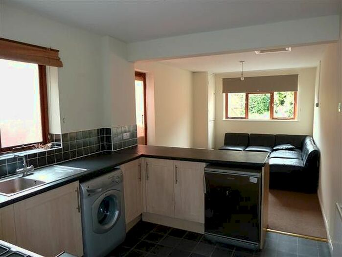 5 Bedroom Property To Rent In Milton Road, Polygon, Southampton SO15