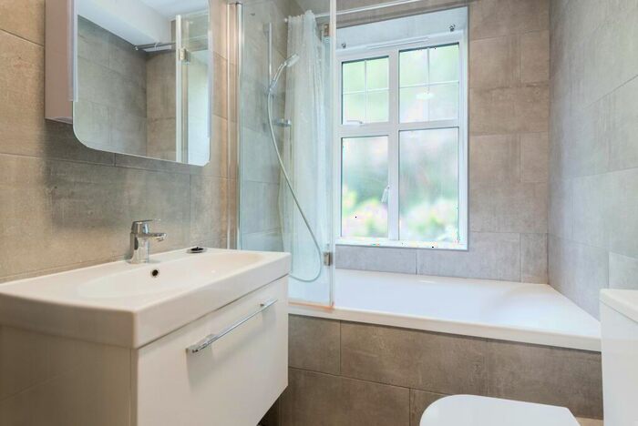 1 Bedroom Apartment For Sale In Holmefield Court, Belsize Grove, London, NW3