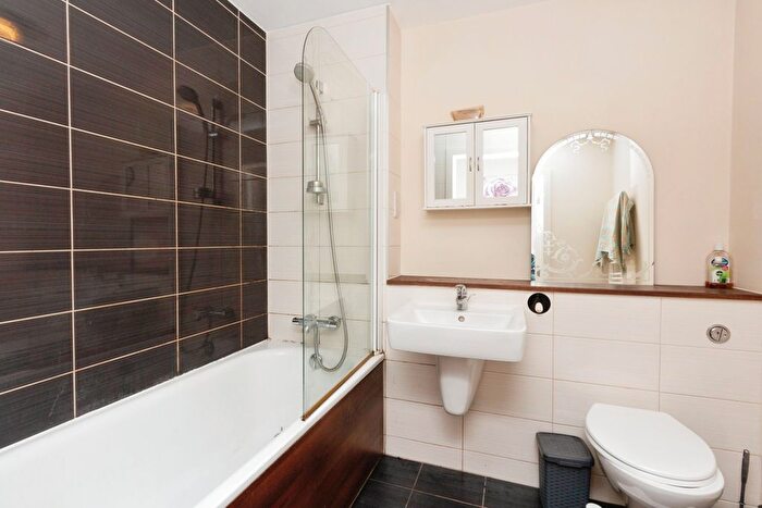 1 Bedroom Flat For Sale In Alencon Link, Basingstoke, Hampshire, RG21