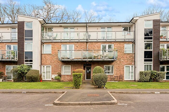 2 Bedroom Flat For Sale In Embercourt Road, KT7