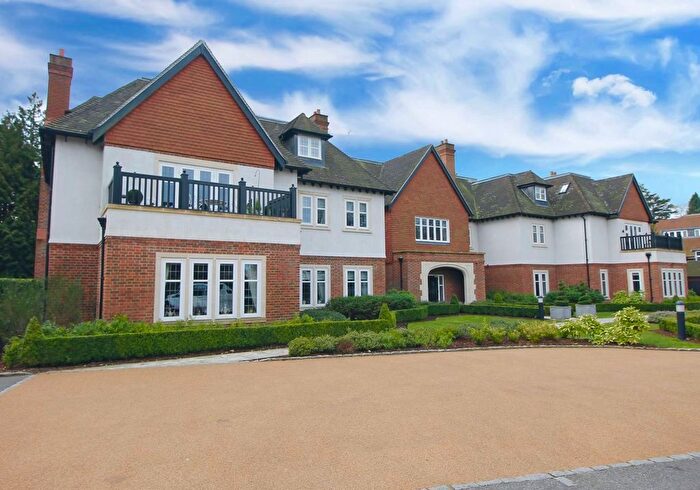 3 Bedroom Flat For Sale In Brackenwood, Walton On The Hill, KT20