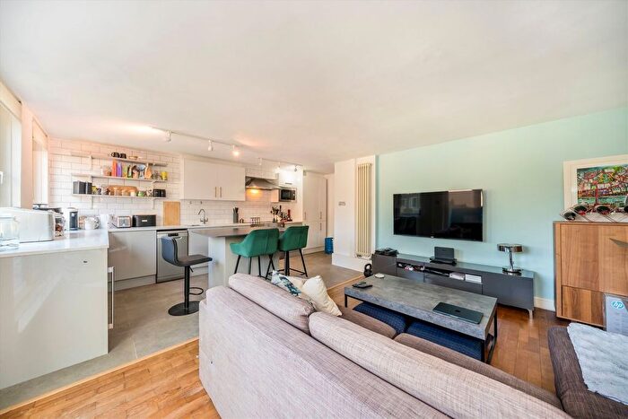 3 Bedroom Flat For Sale In Burlington Close, Maida Vale, W9