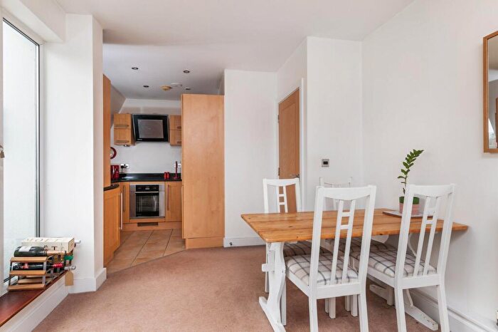 2 Bedroom Flat For Sale In Fraser Gardens, Winchester, SO22
