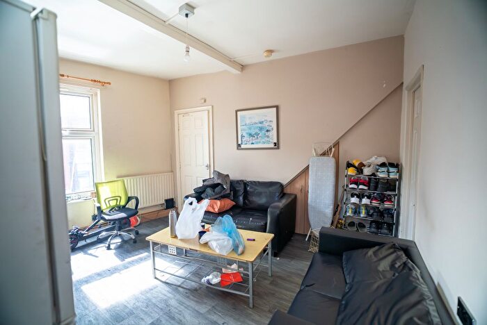 3 Bedroom Flat To Rent In Hyde Park Road, Hyde Park, Leeds, LS6