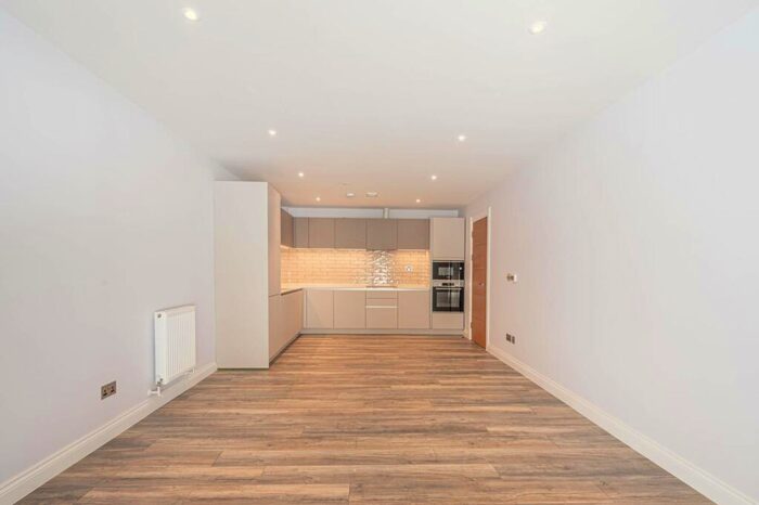 3 Bedroom Flat To Rent In Albert Road, New Barnet, Barnet, EN4
