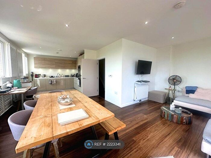 3 Bedroom Flat To Rent In Rosenburg Road, London, W3