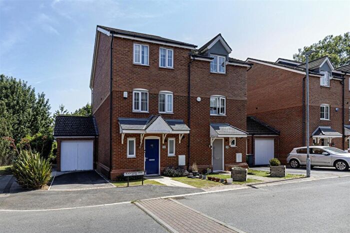 4 Bedroom Town House For Sale In Blackthorn Drive, Lindley, Huddersfield, HD3