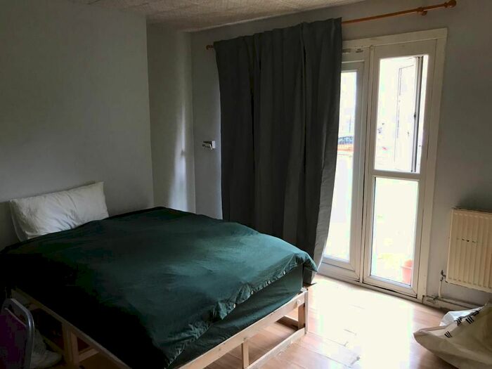 4 Bedroom Flat To Rent In Thurtle Road, London, E2