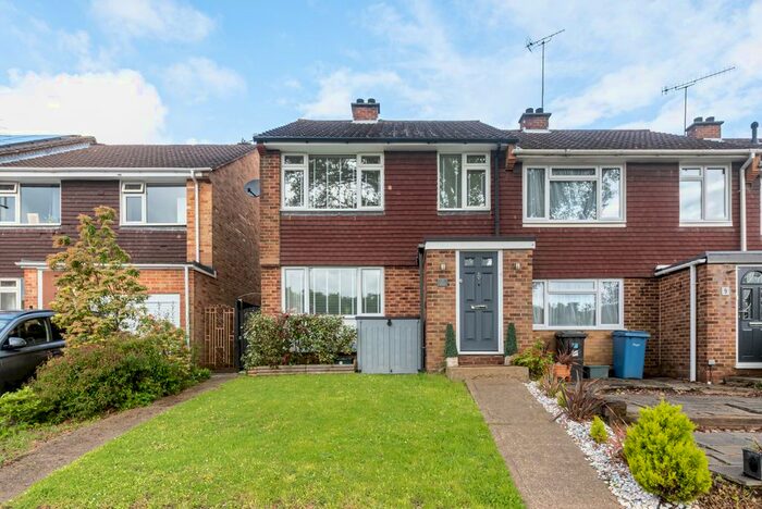 3 Bedroom End Of Terrace House For Sale In Glenavon Gardens, Yateley, Hampshire, GU46