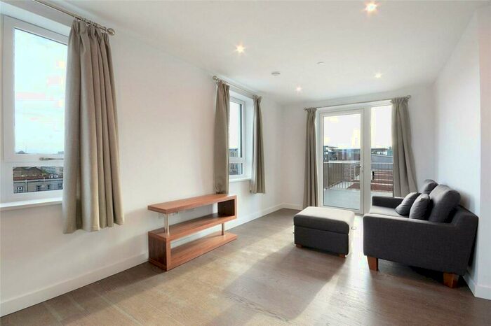 1 Bedroom Flat To Rent In Walworth Square, Elephant And Castle, London, SE17