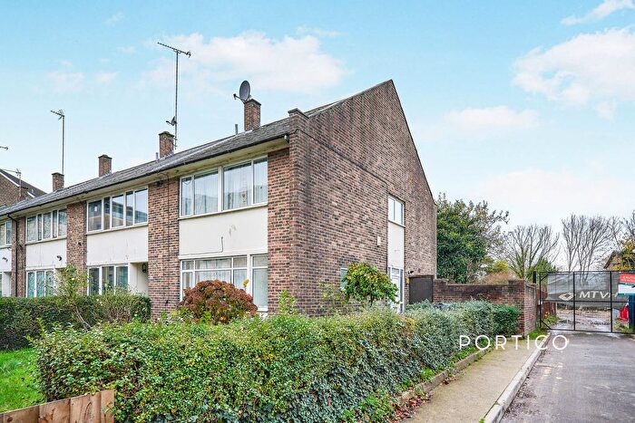 4 Bedroom Property To Rent In Clarence Crescent, London, SW4