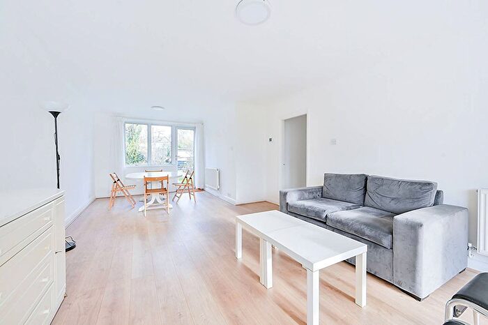3 Bedroom Flat To Rent In Hanger Vale Lane, North Ealing, London, W5