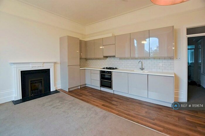 2 Bedroom Flat To Rent In Avenue Elmers, Surbiton, KT6