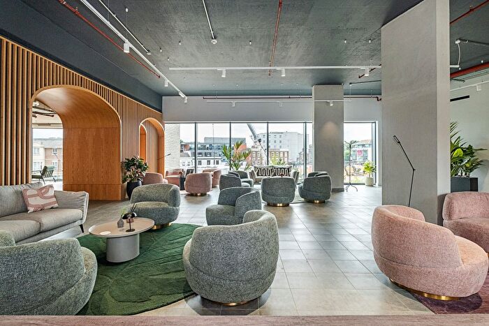 2 Bedroom Flat To Rent In Garden Boulevard, Maidenhead, SL6