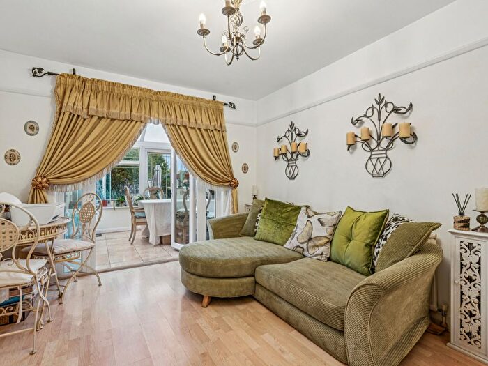 3 Bedroom Semi-detached House For Sale In Chilmark Road, London, SW16