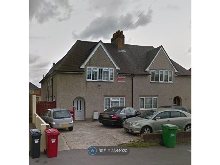 5 Bedroom Semi-Detached House To Rent In Stoke Poges Lane, Slough, SL1