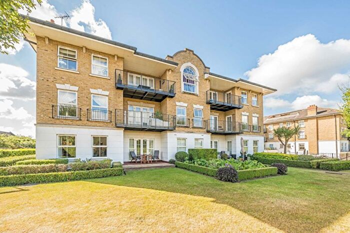 3 Bedroom Flat To Rent In Clearwater Place, Long Ditton, Surbiton, KT6