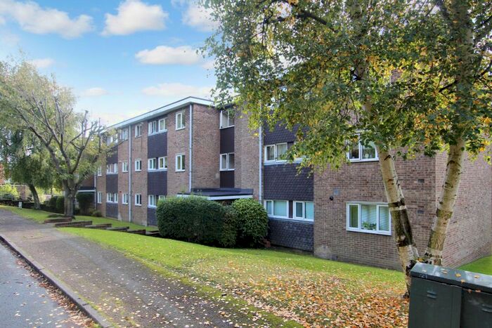 3 Bedroom Flat To Rent In Prestwood, Upper Hitch, Watford, WD19