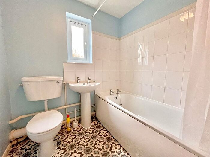 1 Bedroom Flat To Rent In Haresfield Close, Batchley, Redditch, B97