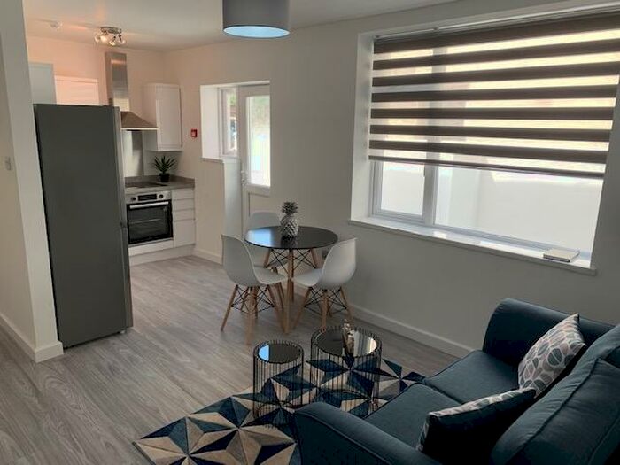 2 Bedroom Flat To Rent In Connaught Road, Cardiff, CF24