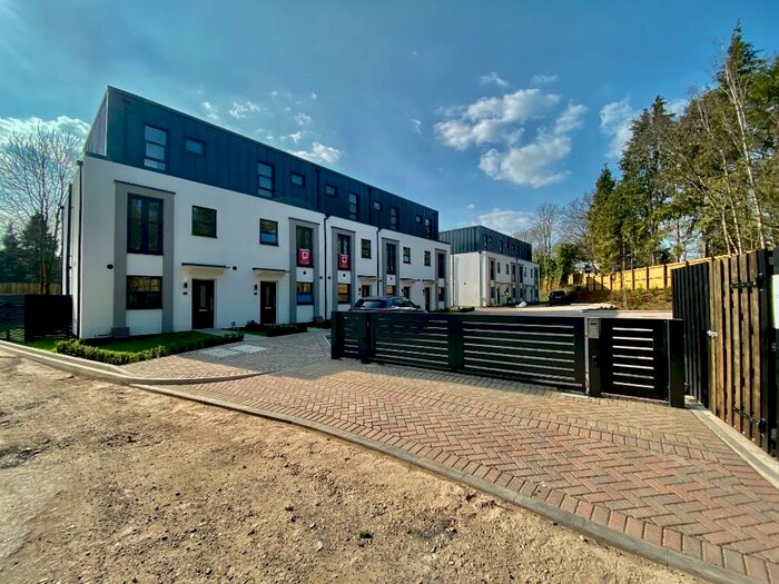 3 Bedroom Town House To Rent In Broadoaks, Streetsbrook Road, Solihull, West Midlands, B91