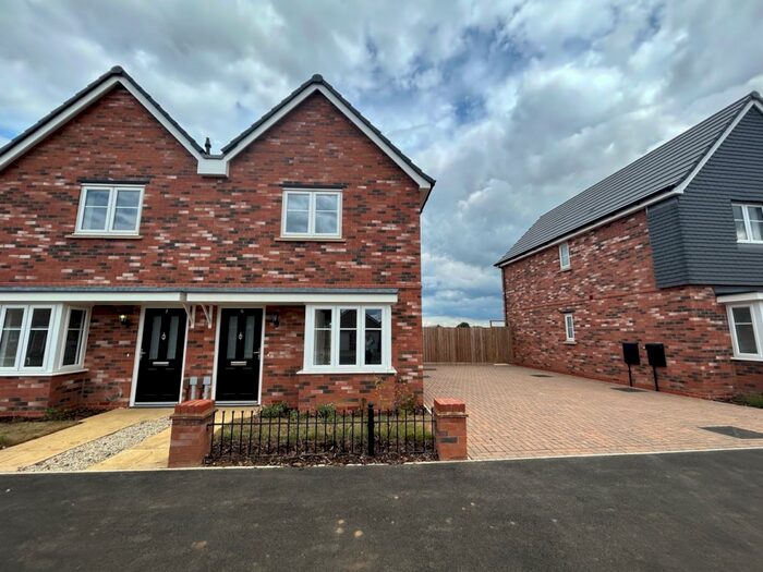 2 Bedroom House To Rent In Sparrowhawk Crescent, Northampton, NN4