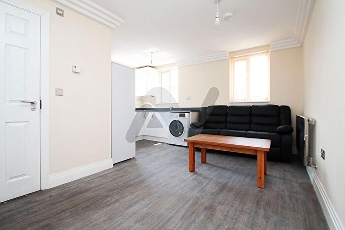 2 Bedroom Flat To Rent In Blackstock Road, London, N4