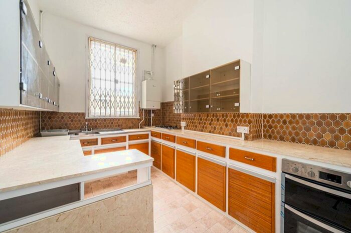 2 Bedroom Maisonette To Rent In Stoke Newington High Street, Stoke Newington, London, N16