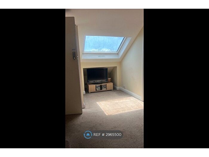 1 Bedroom Flat To Rent In West Wycombe Road, High Wycombe, HP12