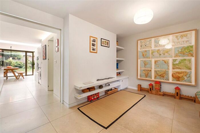 2 Bedroom House For Sale In Lawford Road, London, N1