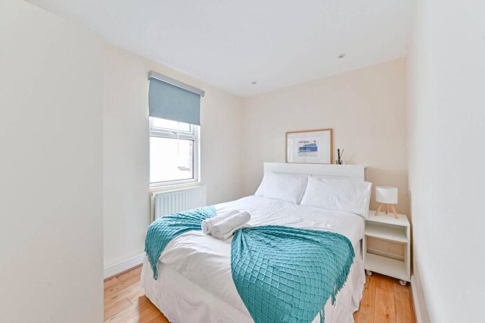 3 Bedroom Flat To Rent In Falcon Road, Clapham Junction, London, SW11