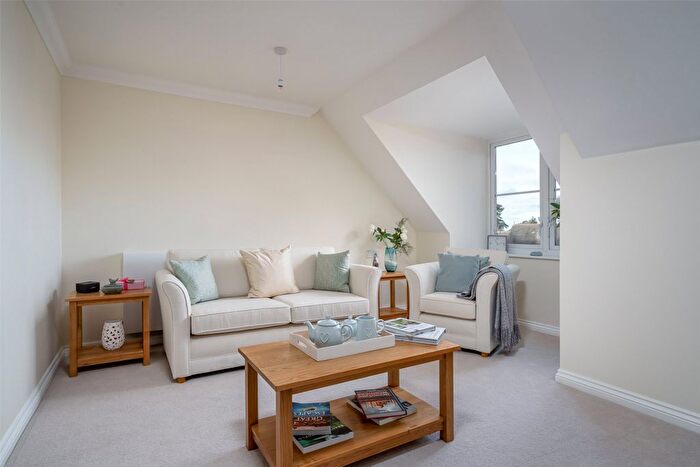 1 Bedroom Flat For Sale In Leatherhead Road, Ashtead, Surrey, KT21
