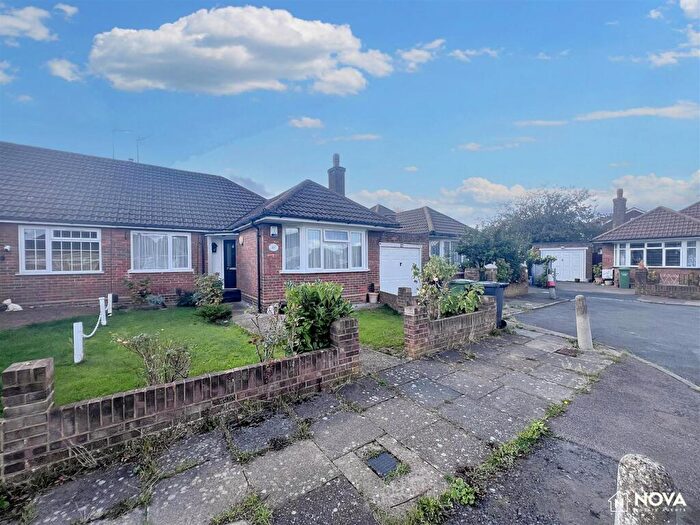 3 Bedroom Semi-Detached Bungalow For Sale In Felix Avenue, Luton, LU2