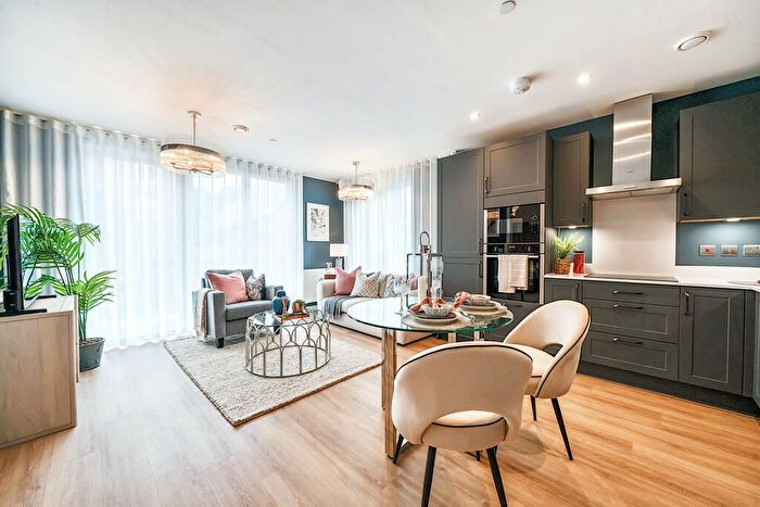 2 Bedroom Flat To Rent In Clarence Street, Staines, TW18