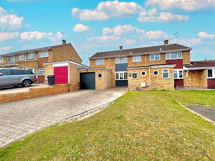 4 Bedroom Semi-Detached House For Sale In Tarnside Close, South West Dunstable, LU6