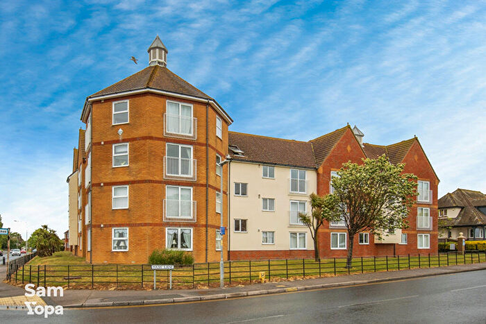 2 Bedroom Apartment For Sale In West Road, Clacton-on-sea, CO15