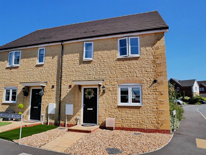 3 Bedroom Semi-detached House For Sale In Larkspur Drive, Calne, SN11
