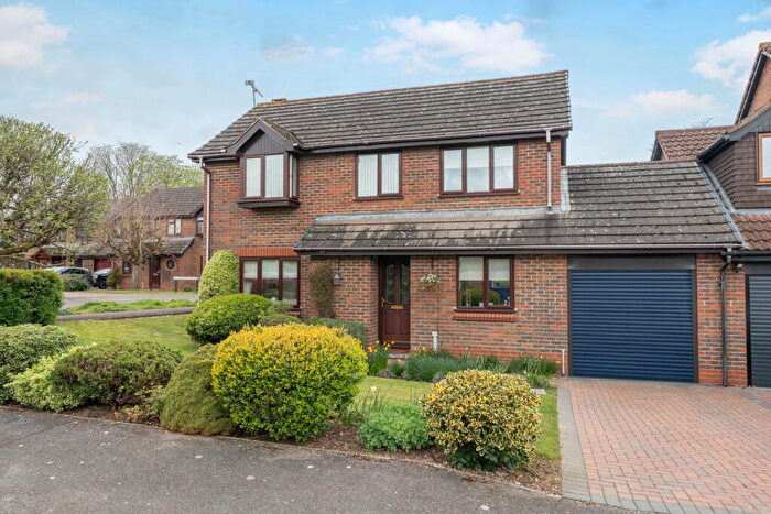 3 Bedroom Link Detached House For Sale In Oaklea Gardens Bramley, RG26