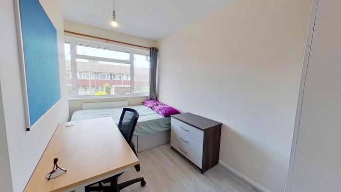 4 Bedroom Semi Detached House To Rent In Guildford Park Avenue, Guildford, GU2