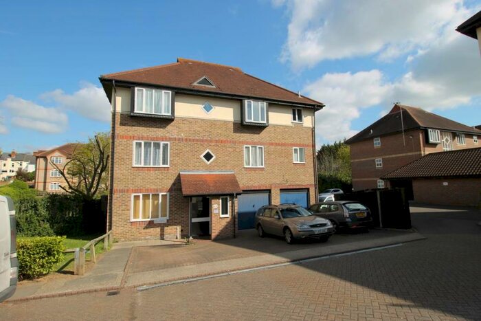 1 Bedroom Flat To Rent In Nicholsons Grove, Colchester, Essex, CO1
