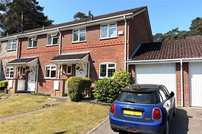3 Bedroom End Of Terrace House For Sale In Barnett Lane, Lightwater, Surrey, GU18