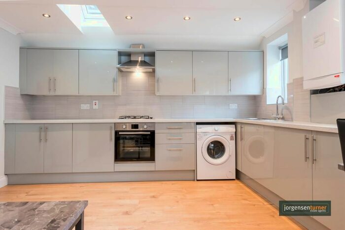 3 Bedroom Flat To Rent In Ormiston Grove, Shepherds Bush, London, W12